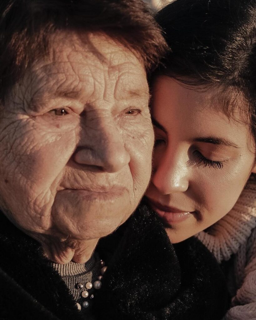 Ana Leonor Silva encostada à avó Leonor, ao fim do dia