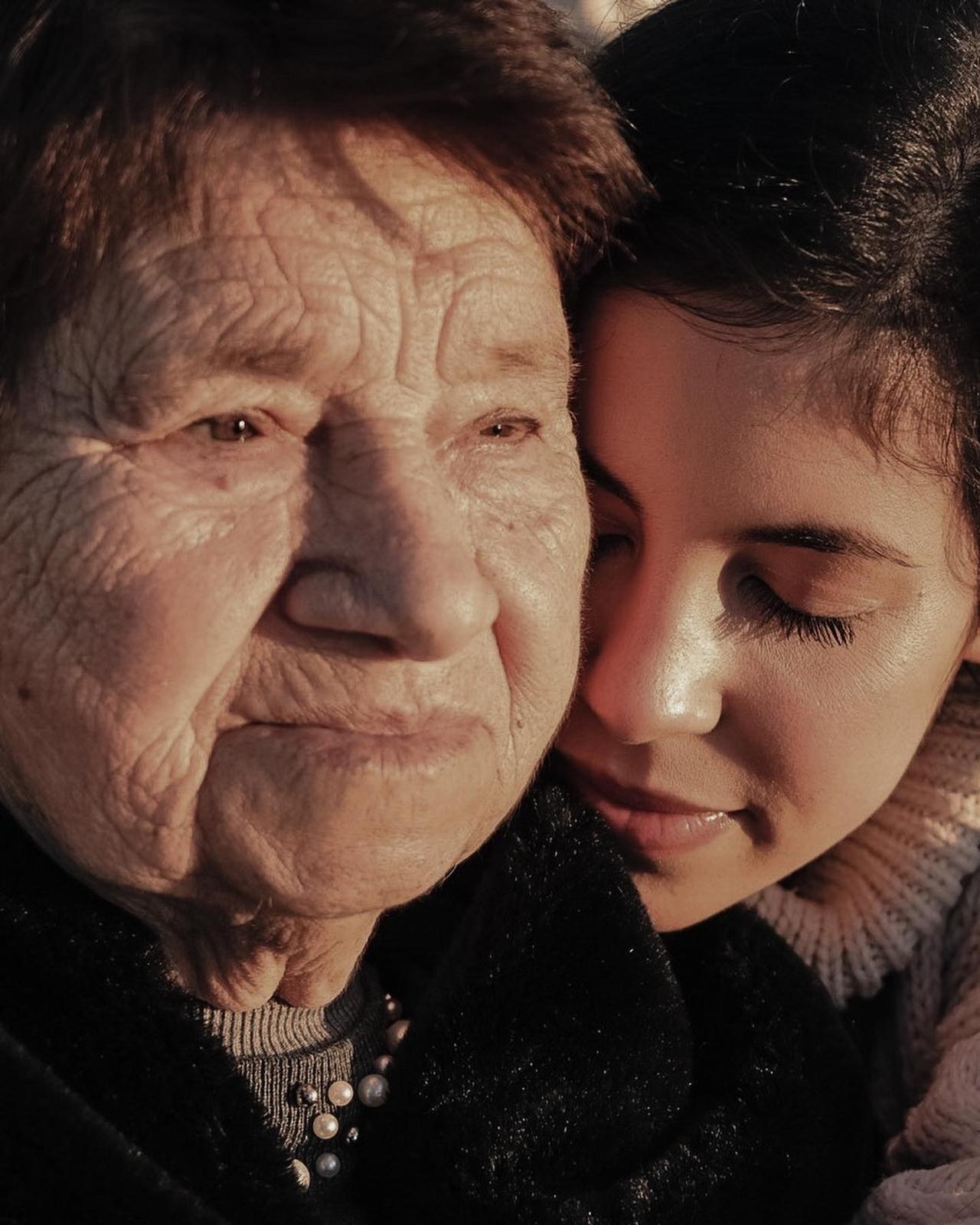 Ana Leonor Silva encostada à avó Leonor, ao fim do dia