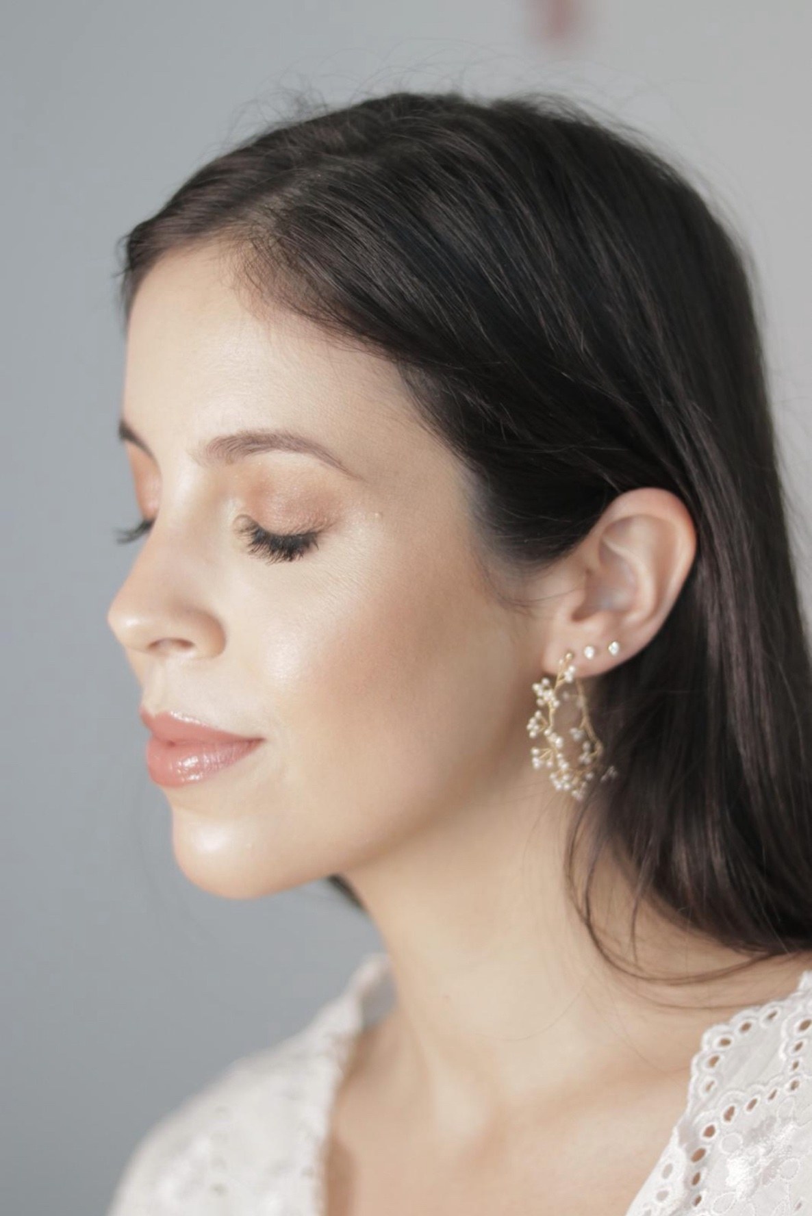 Ana Leonor Silva de perfil, com a pele luminosa e maquilhagem natural