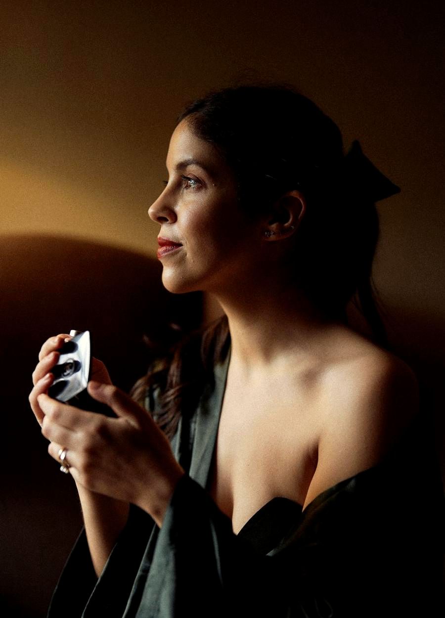 Ana Leonor Silva, de perfil, em luz quente